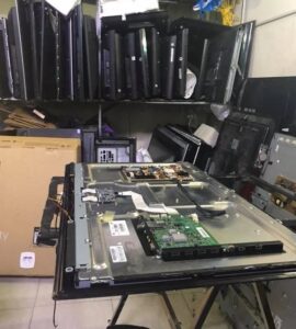 Kỹ thuật viên chẩn đoán sửa tivi màn hình bị sọc trên tivi LG