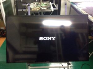 Kỹ thuật viên chẩn đoán sửa tivi không kết nối WiFi trên tivi Sony