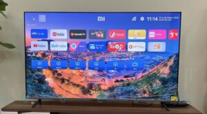Kỹ thuật viên chẩn đoán sửa tivi không lên nguồn trên tivi Xiaomi